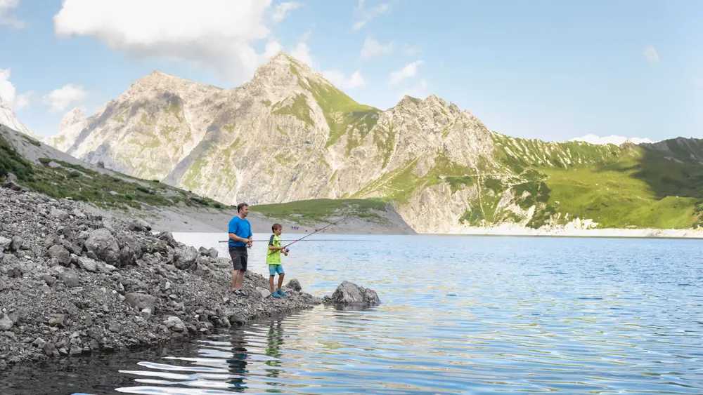 Fischen zählt zu den beliebten Aktivitäten am Lünersee