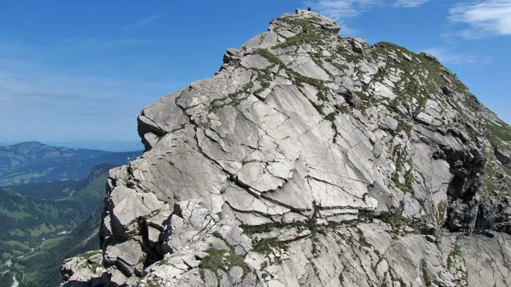Plattenstück zum Gipfel auf dem Hindelanger Klettersteig im Kleinwalsertal