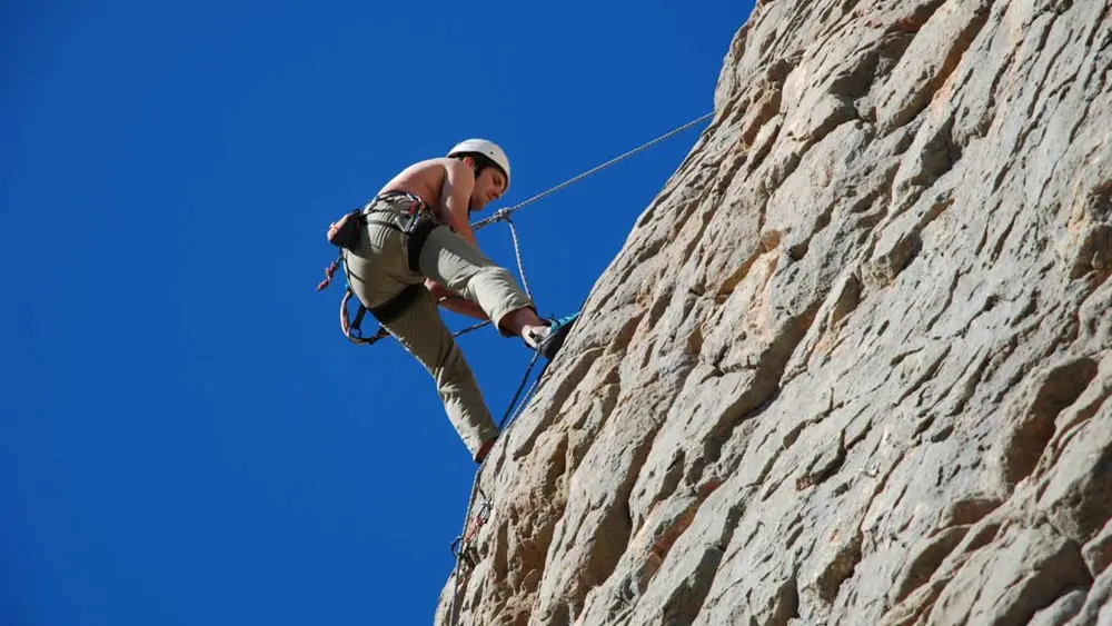 Kletterer an einer Felswand im Kleinwalsertal