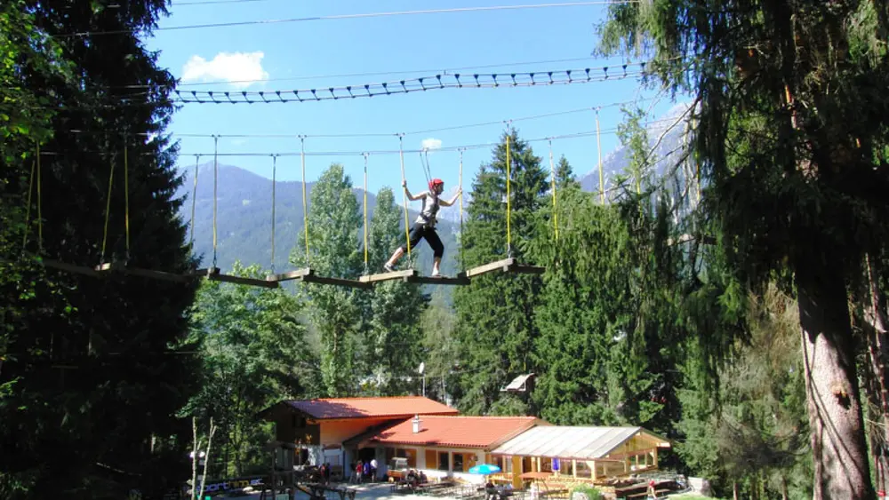 Auf wackeligen Holzbalken geht es zur nächsten Plattform.