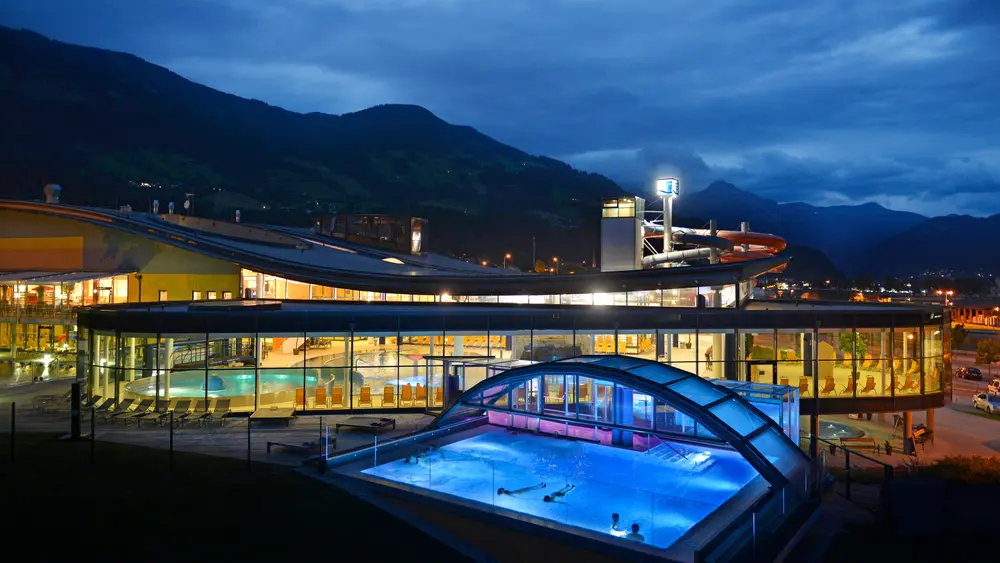 Erlebnistherme bei Nacht