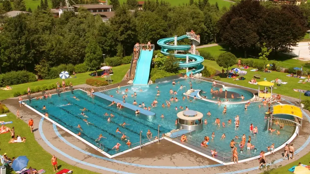 Blick auf die Schwimmbecken