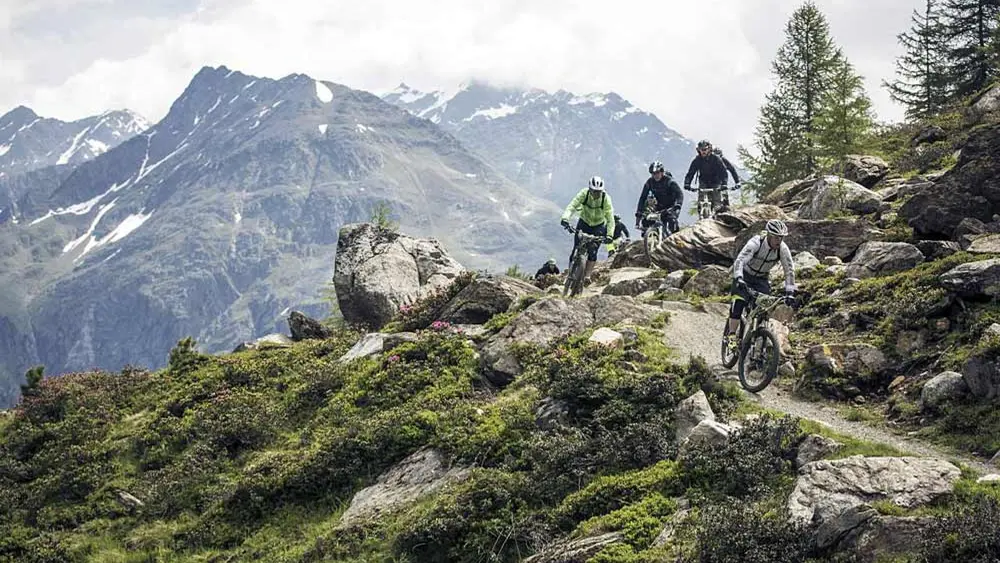 4 Mountainbiker beim Downhill im Ötztal
