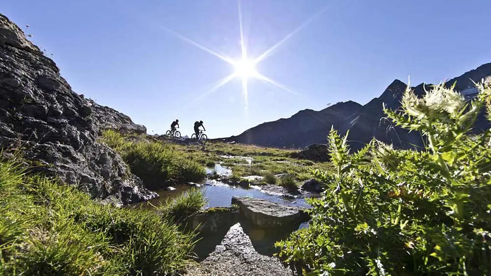 2 Fahrradfahrer unterwegs in den Ötztaler Alpen