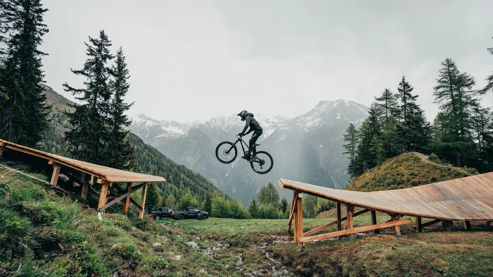 Spektakulärer Jump in der Bike Republic Sölden