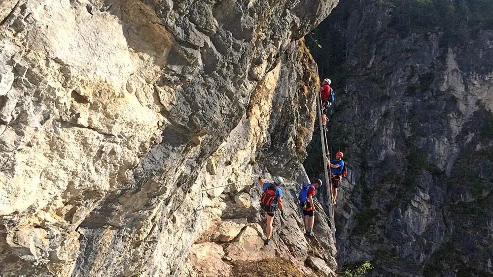 Kletterer an der Leiter des Klettersteigs Endorphin in der Galitzenklamm bei Lienz