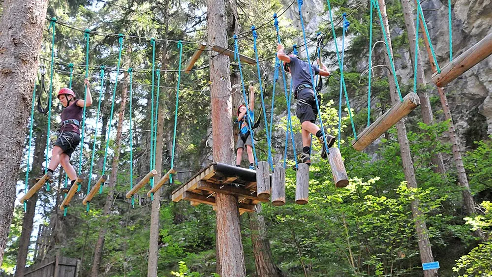 Familie beim Klettern im Waldseilpark Galitzenklamm bei Lienz