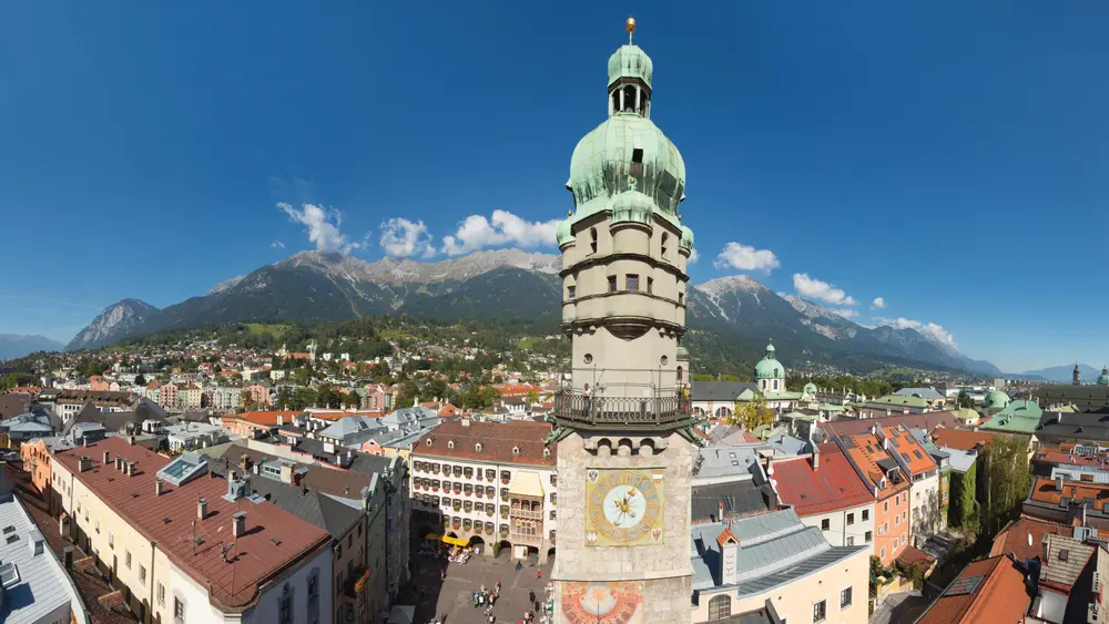 Von der 360°-Aussichtsplattform in einer Höhe von 31 Metern bietet sich die Möglichkeit die Innsbrucker Altstadt aus der Vogelperspektive zu betrachten