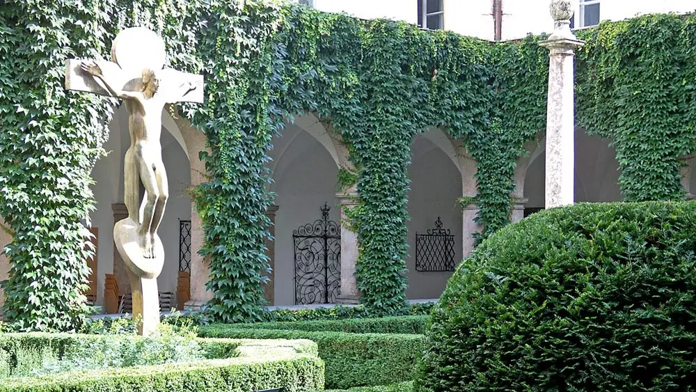 Eingang zum Tiroler Volkskunstmuseum im ehemaligen Franziskanerkloster Innsbruck