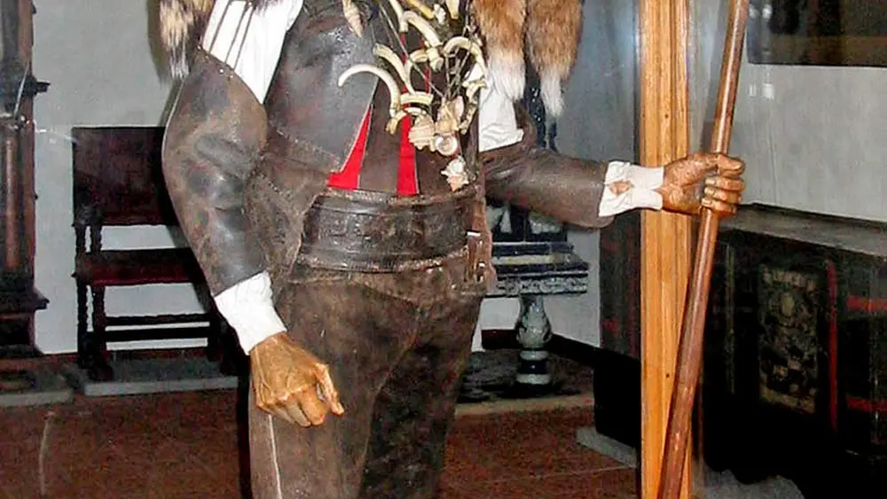 Handgeschnitzte Puppe eines Saltners in Festkleidung im Tiroler Volkskunstmuseum Innsbruck