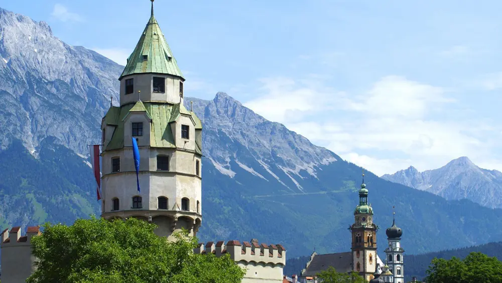 Blick auf die Burg Hasegg mit dem Münzerturm