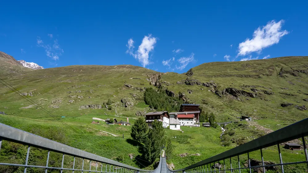 Hängebrücke und Blick auf die Rofenhöhe