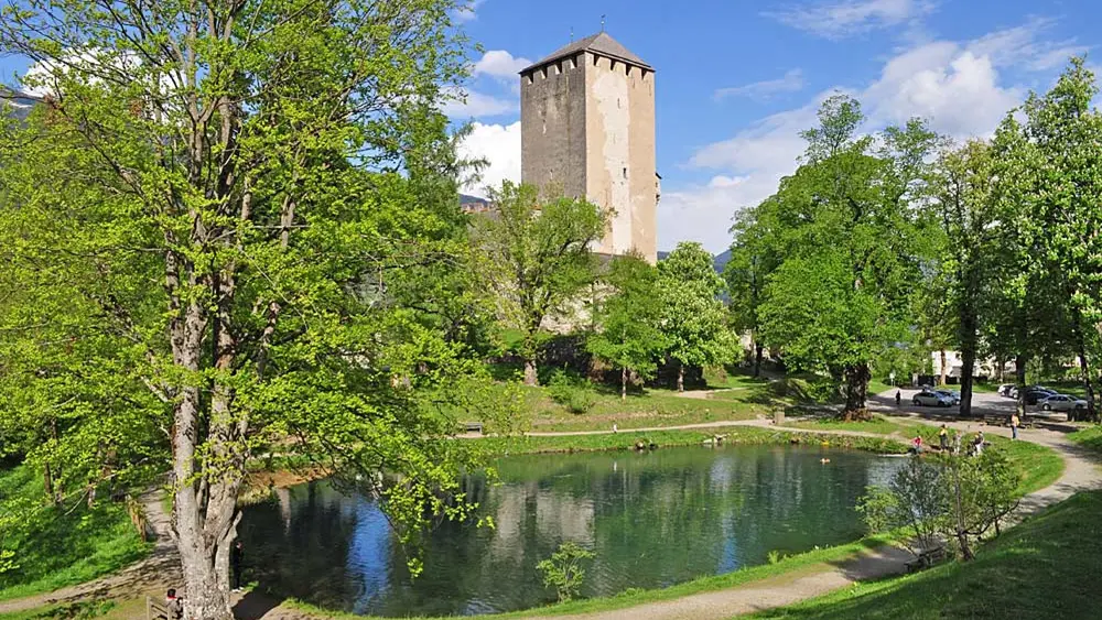 Park und Teich von Schloss Bruck in Lienz
