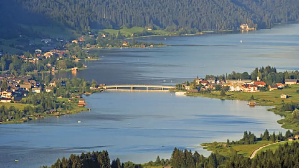 Die Weißensee-Brücke verbindet Nord- und Südufer.