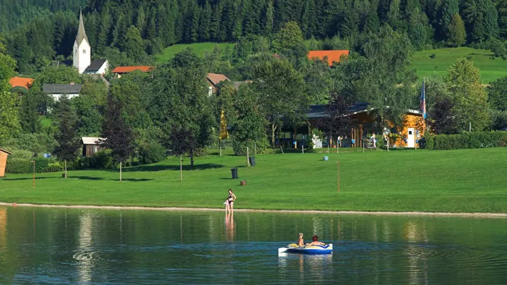 Badegäste am und im Sonnegger See in Sittersdorf