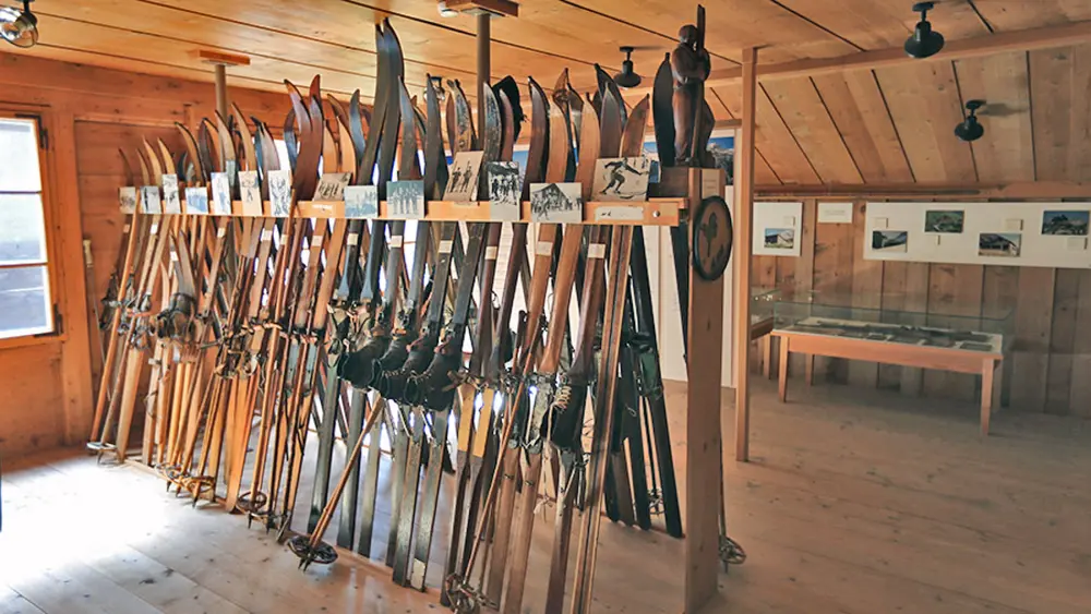 Alte Skier im Talmuseum Lauterbrunnen