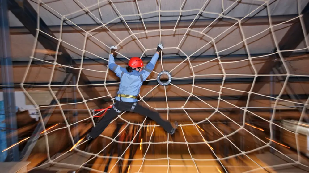 Klettern im Spinnennetz im Indoor Seilpark Grindelwald