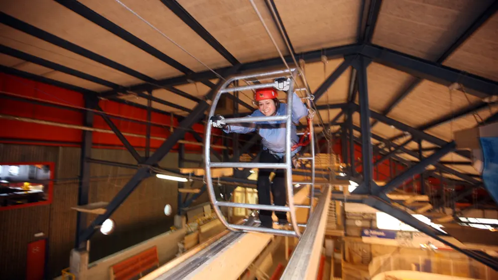 Rönrad fahren im Indoor Seilpark Grindelwald