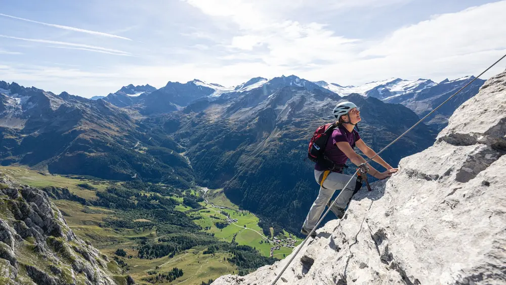 Frau klettert im Klettersteig Tälli im Haslital
