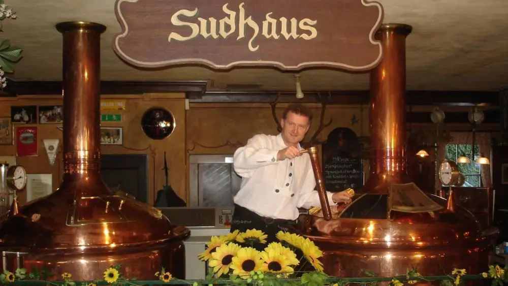 Braumeister im Sudhaus in der Oberstdorfer Dampfbierbrauerei