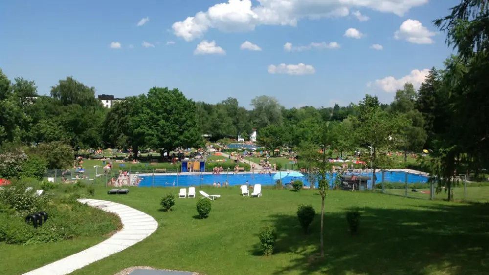 Die Schwimmbecken mit Liegewiese vom Freibad im Erlebnisbad CamboMare in Kempten