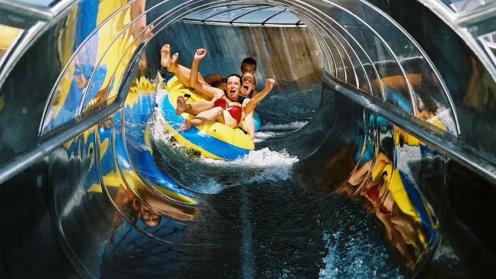 Badegäste sausen auf einem Reifen die Reifenrutsche im Erlebnisbad CamboMare in Kempten hinunter