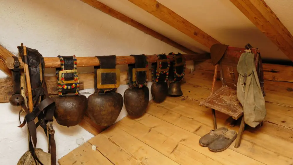Ein Ausstellungsraum mit Kuhglocken im Heimatmuseum beim Strumpfar in Oberstaufen