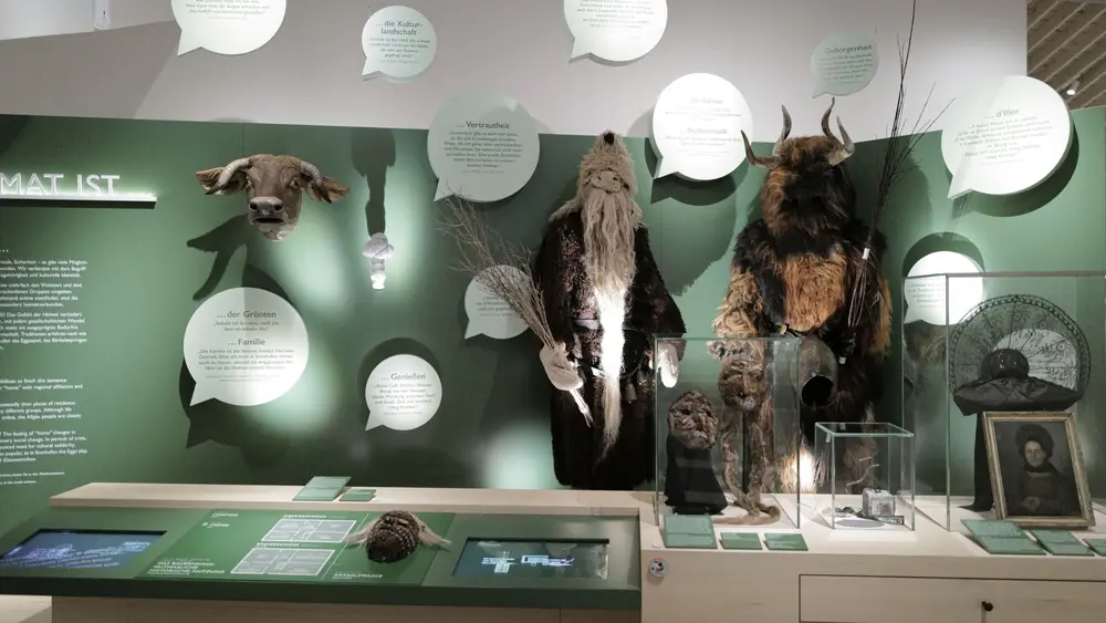 Gruselige Figuren und Krampusse aus der Allgäuer Tradition im AlpenStadtMuseum