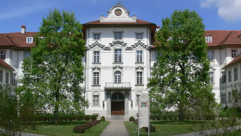 Die Fassadenansicht des Wurzacher Schlosses in Bad Wurzach