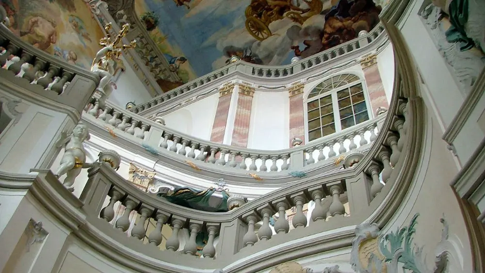 Das Treppenhaus im Residenzschloss in Bad Wurzach mit seiner Deckenmalerei