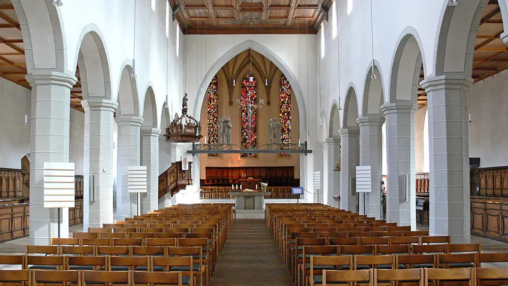 Blick Richtung Chor in den Innenraum der Nikolaikirche Isny