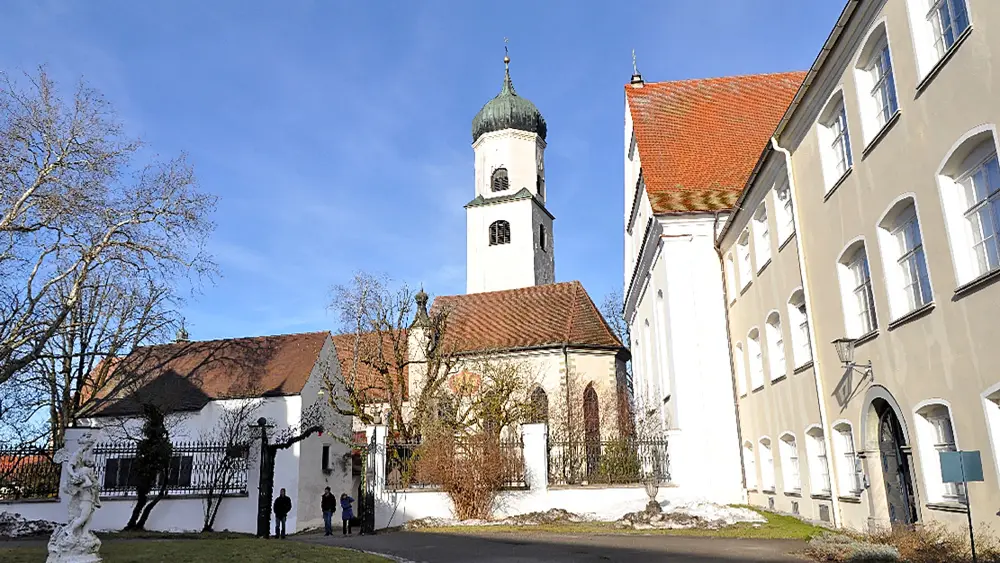 Außenansicht der Nikolaikirche in Isny