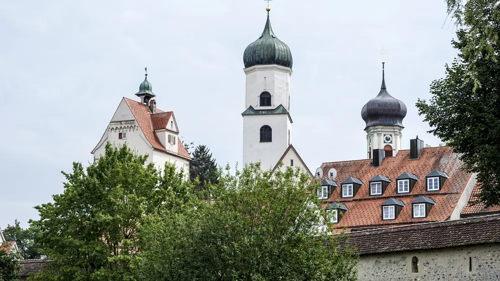 Blick auf die Nikolaikirche von außerhalb der Stadtmauer