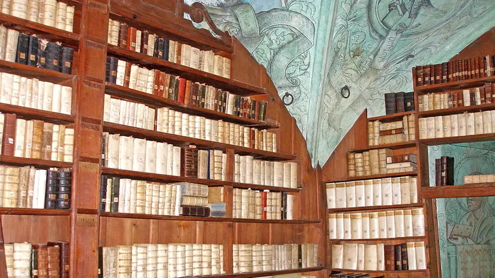 Blick in die Predigerbibliothek der Nikolaikirche Isny