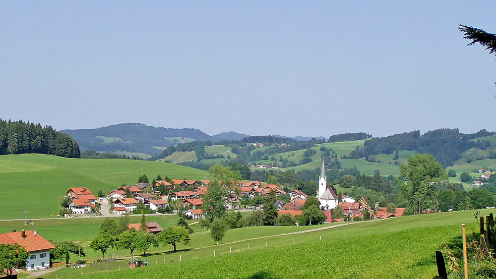 Blick auf das Kräuterdorf Stiefenhofen bei Oberstaufen