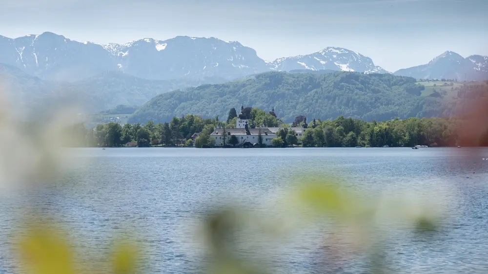 Blick über den Traunsee in Richtung Schloss Ort