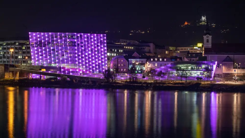 Lila Beleuchtung des Ars Electronica Centers