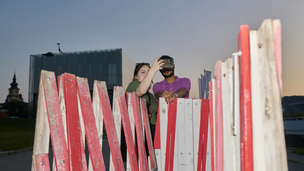 Selfie vor dem Lentos Kunstmuseum in Linz