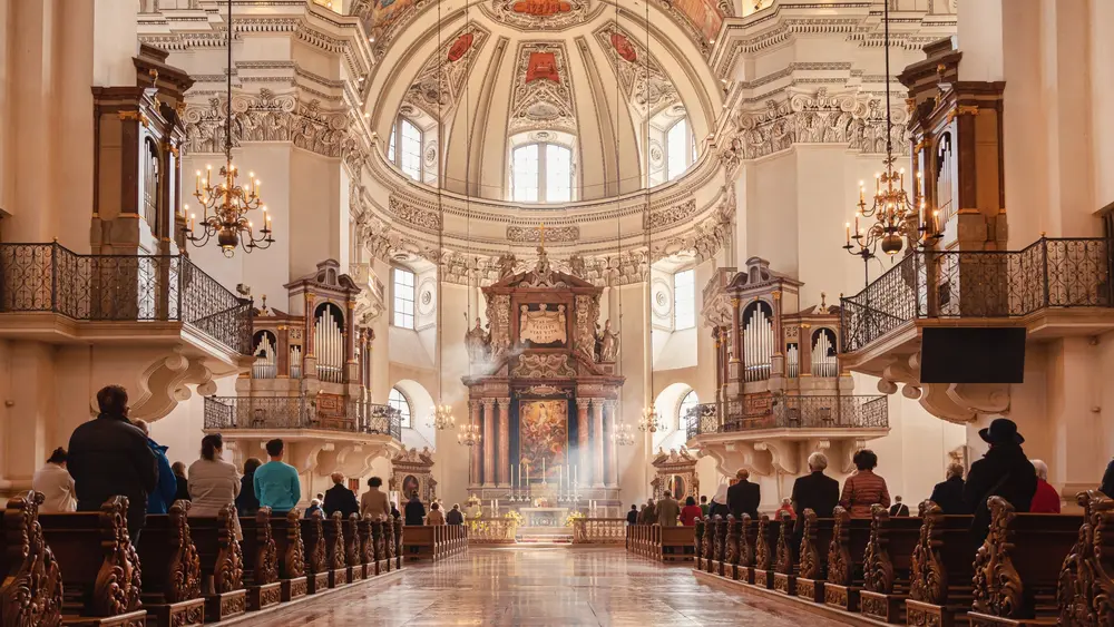 Gottesdienst im Hauptschiff des Dom zu Salzburg