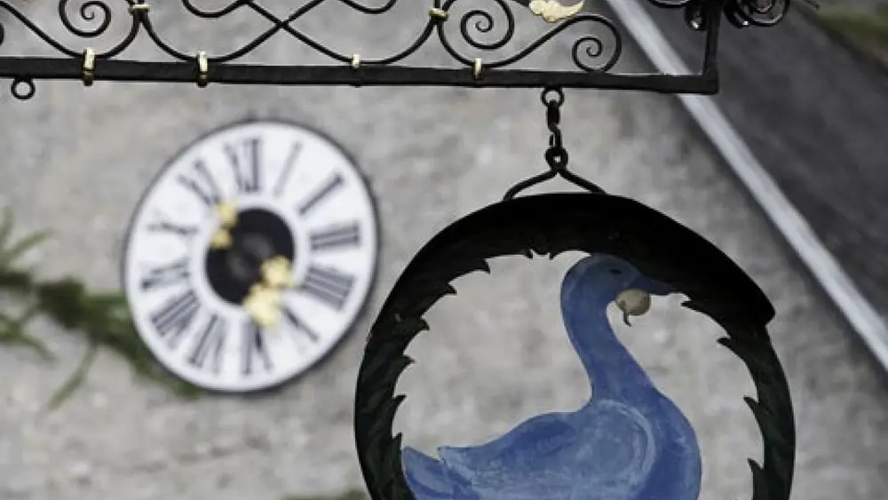 Traditionelles Schild der Blauen Gans in der Getreidegasse