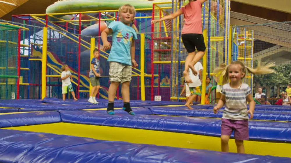 Kinder auf Trampolinen im Allgäulino in Wertach