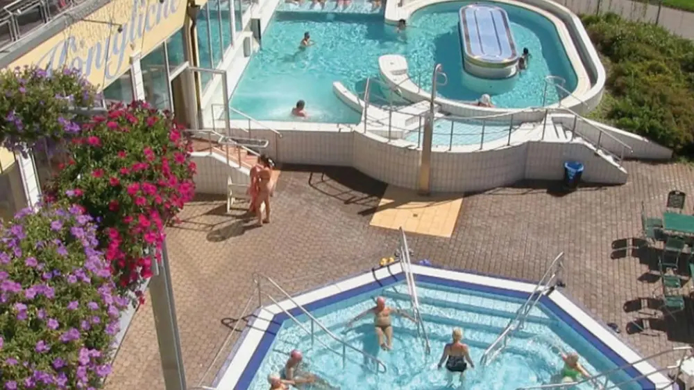 Blick auf die Außenbecken der Königlichen Kristalltherme in Schwangau