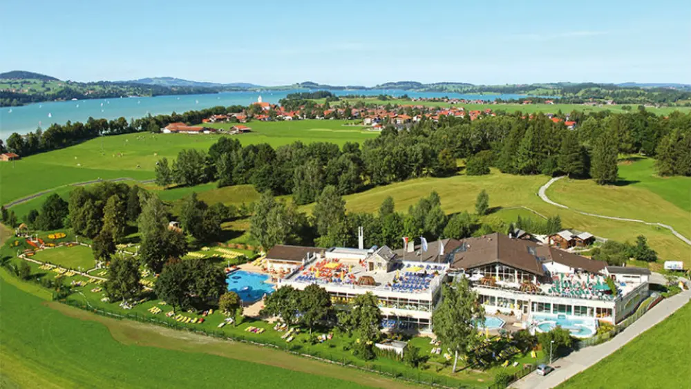 Luftaufnahme der Königlichen Kristalltherme in Schwangau
