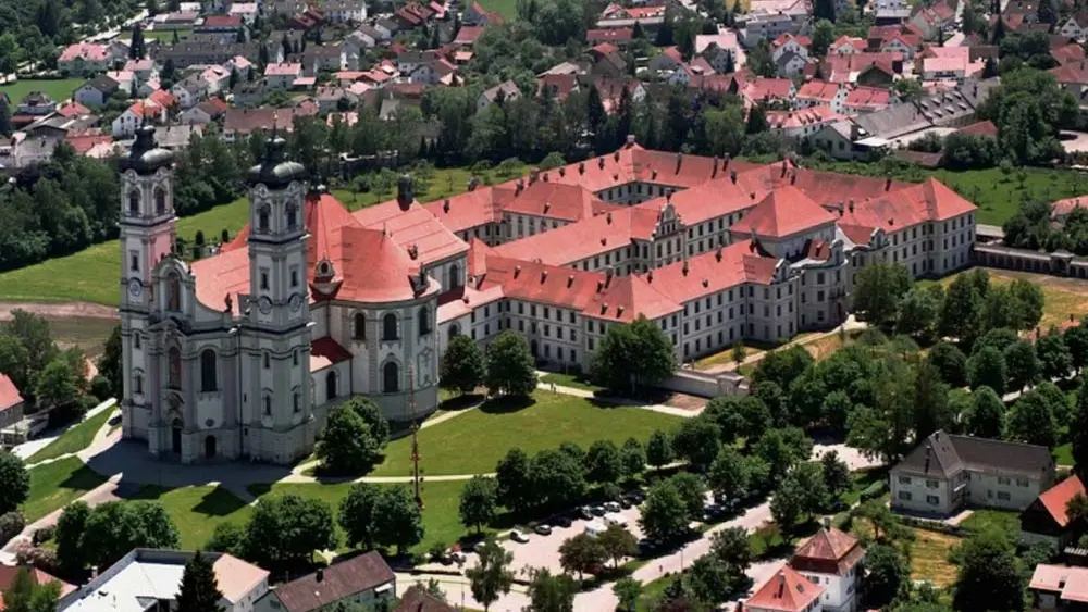 Luftaufnahme der Benediktinerabtei in Ottobeuren