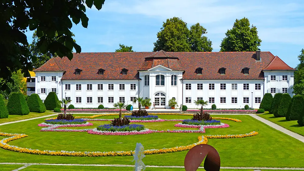 Blick auf die Orangerie im Hofgarten der Fürstäbtlichen Residenz Kempten