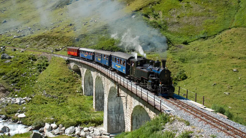 Die Furka-Dampfbahn auf dem Steinstafelviadukt