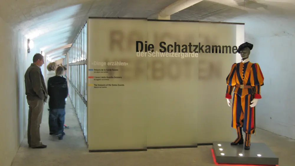 Besucher im Schweizergarde-Museum Naters