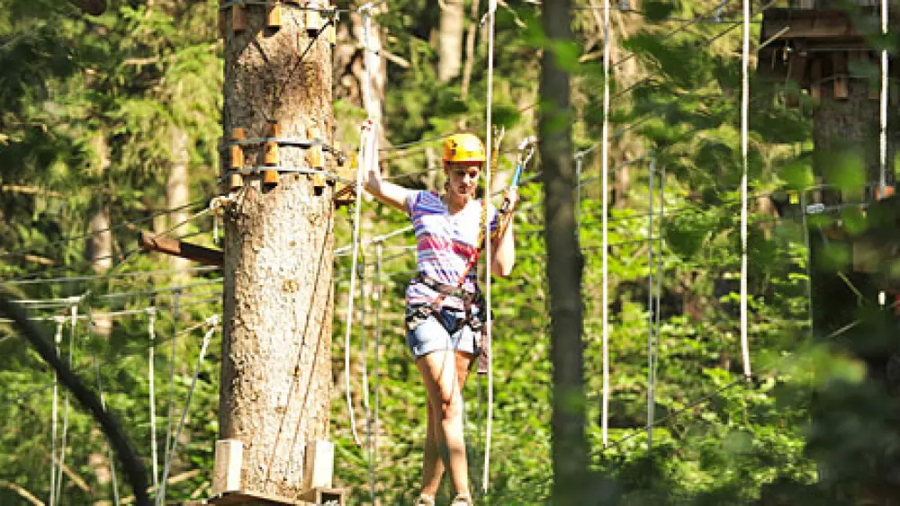 Kind auf einem Parcours im Seilpark im Forst in Triesen