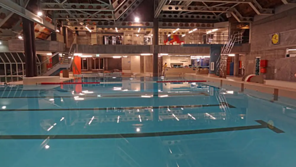 Das große Schwimmbecken im Hallenbad Eschen