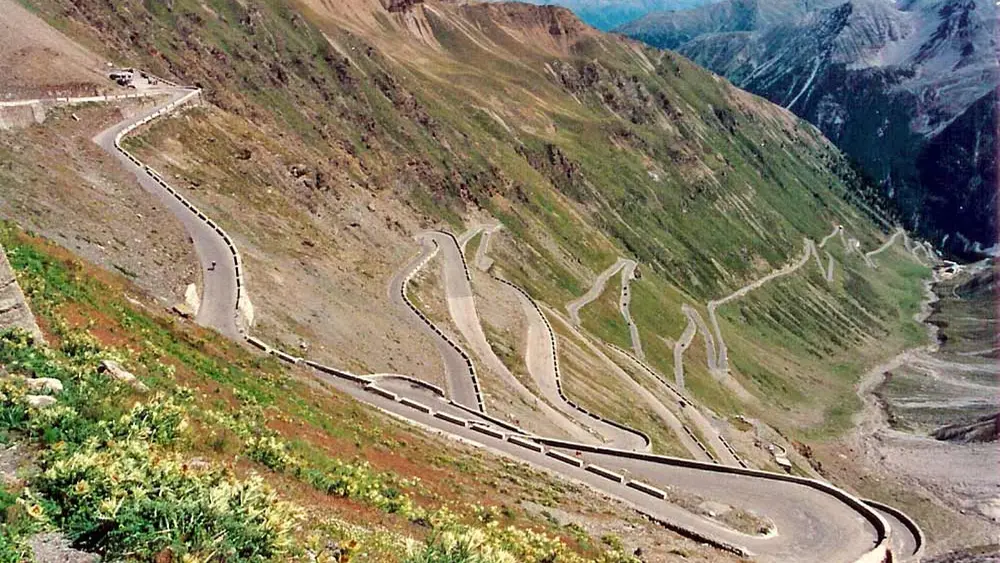 Radfahrer auf den Serpentinen am Stilfserjoch